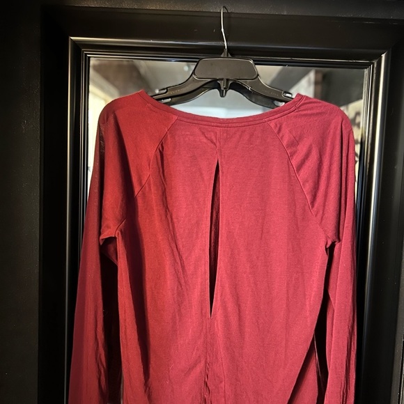 EUC- BURGUNDY UNDER ARMOUR HEAT GEAR LONG SLEEVE SHIRT OPEN BACK SZ M - Picture 2 of 6